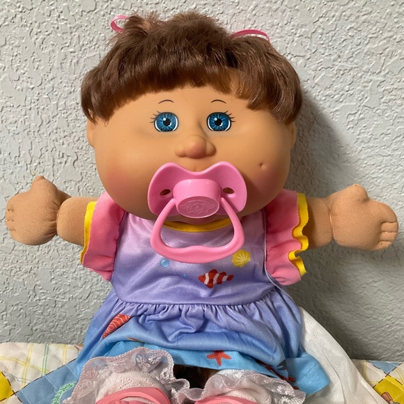 Cabbage Patch Kid Hispanic Baby Girl Brown Hair Blue Eyes WCT-19B 2015